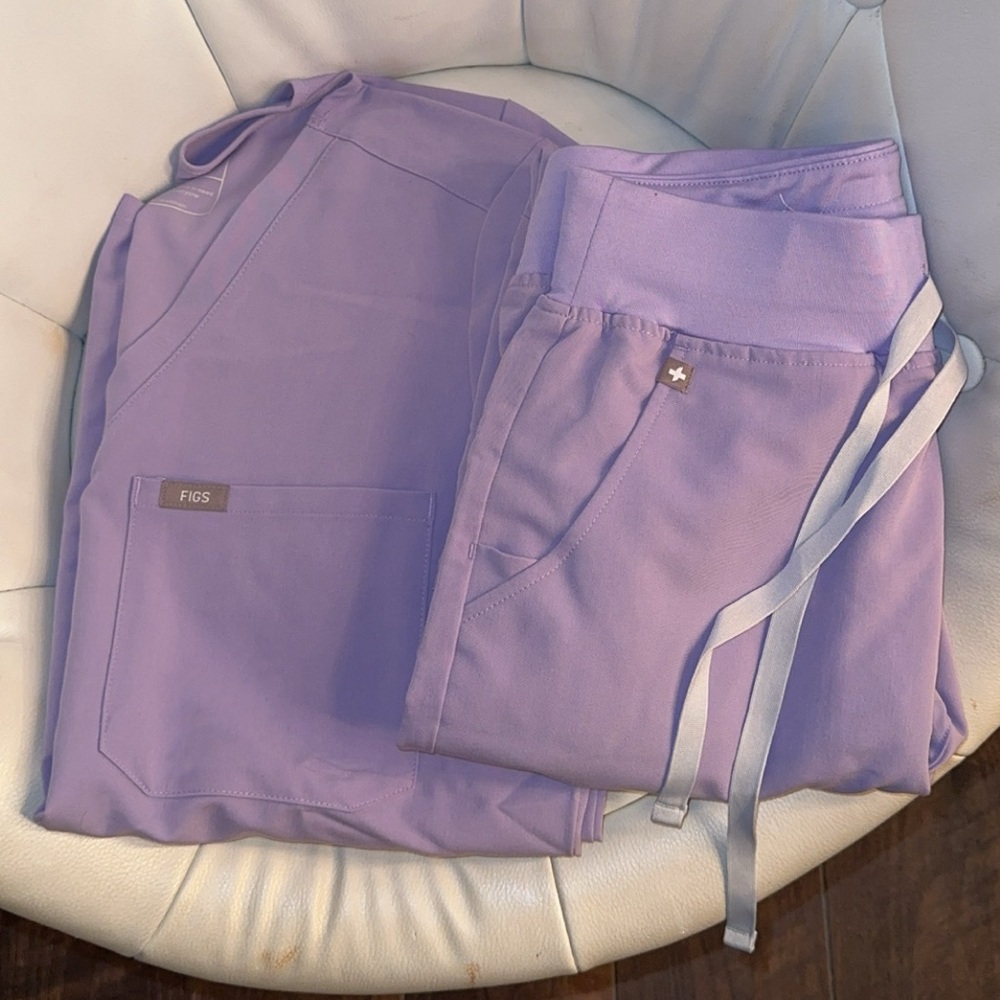 FIGS scrub set